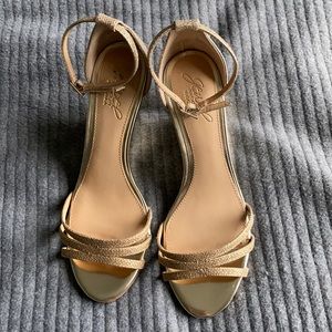 Jewel by Badgley Mischka gold glitter wedge